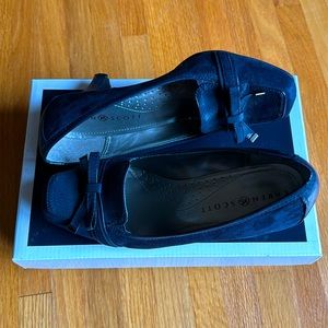 Women’s shoes, gently worn, in good condition, size 6M